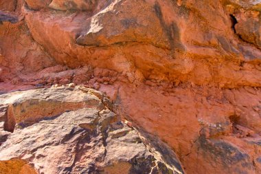 Taş dokusu ve arka plan. Kaya dokusu. Muazzam Yüz Yaşlanma ve Bölünme Büyük Çatlaklar ve Katmanlar tarafından. Kalın, pürüzlü taş dokusu ya da dağ kayası, arka plan ve tematik jeoloji ve dağ yaşamı üzerine metin için alan kopyala
