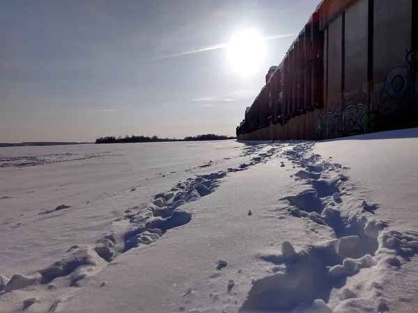 Глубокие Следы Движения Снегу Бетонной Стены Фоне Яркого Контурного Света — стоковое фото