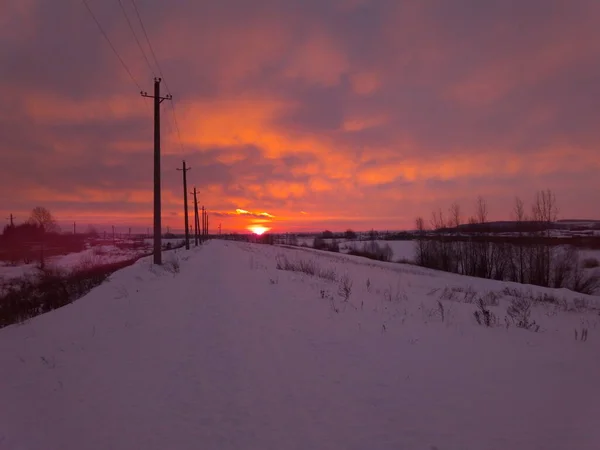 Silnice Pilíři Jít Dálky Pozadí Karmínového Úsvitu — Stock fotografie