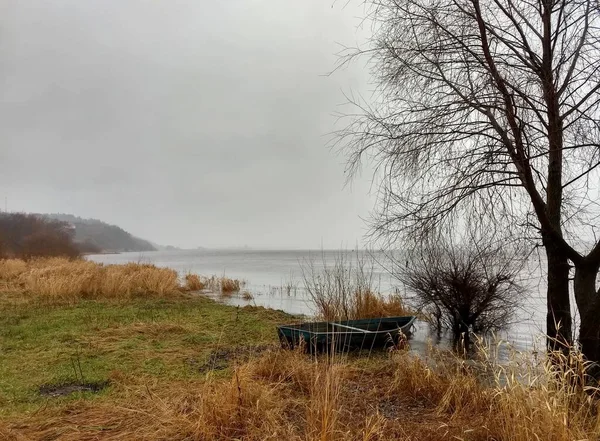 Misty Cool Autumn Day Old Boat Lies Bank River Tree — Stock Photo, Image