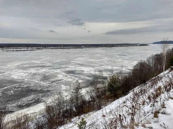 Paesaggio Invernale Innevato Fiume Ghiacciato Sullo Sfondo Pendio Con Alberi — Foto Stock