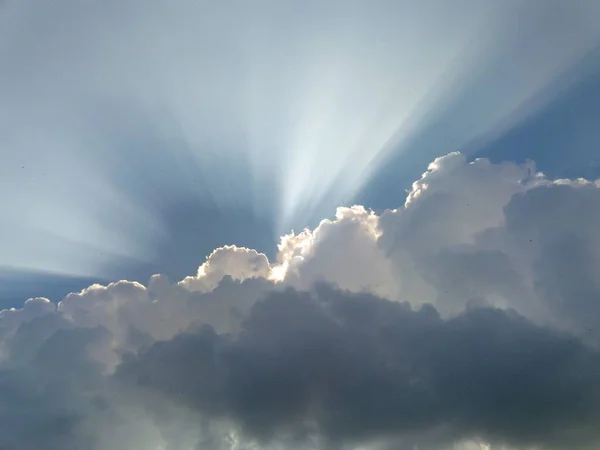 Mycket Vacker Blå Himmel Med Solstrålar Tränger Bakom Molnen — Stockfoto