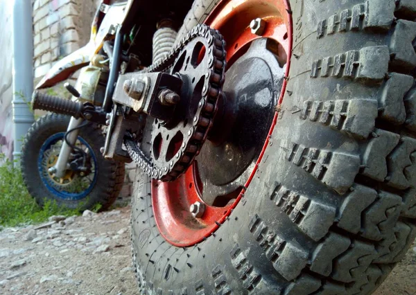 地面からの角度を持つオートバイの車輪 — ストック写真