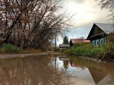 Su birikintisine yansıyan köy evleri