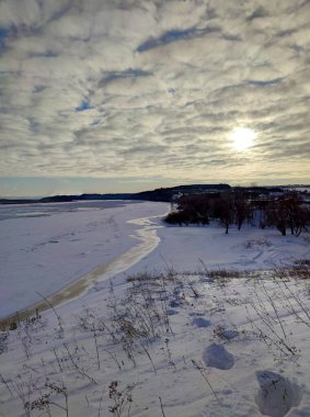 Donmuş bir nehrin yakınındaki bir dağa tırmanma izleri.