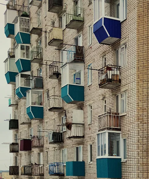 Причудливые Балконы Многоэтажного Муравейника — стоковое фото
