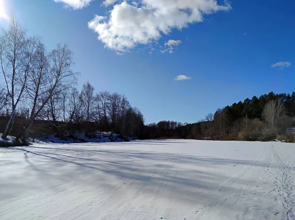 Primavera Paisaje Soleado Con Estanque Congelado Aún Despertado Hibernación Invernal — Foto de Stock