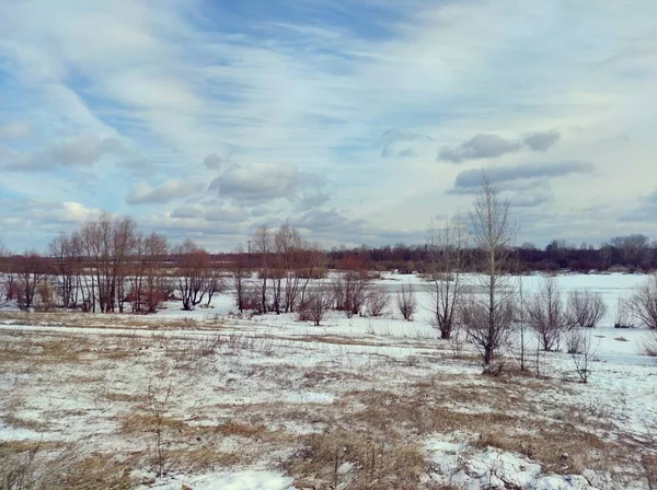 Wunderschöne Frühlingslandschaft Fluss Die Nach Einem Winterschlaf Vor Dem Hintergrund — Stockfoto