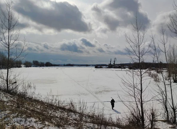 Spring Landscape River Has Yet Melted Fishermen Sit Sky Harsh — Stock Photo, Image