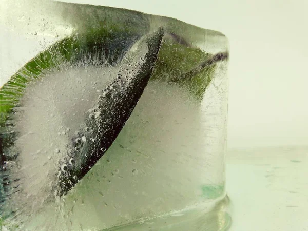 Зеленый Лист Застывший Куске Льда Создает Красивую Необычную Текстуру Творческой — стоковое фото
