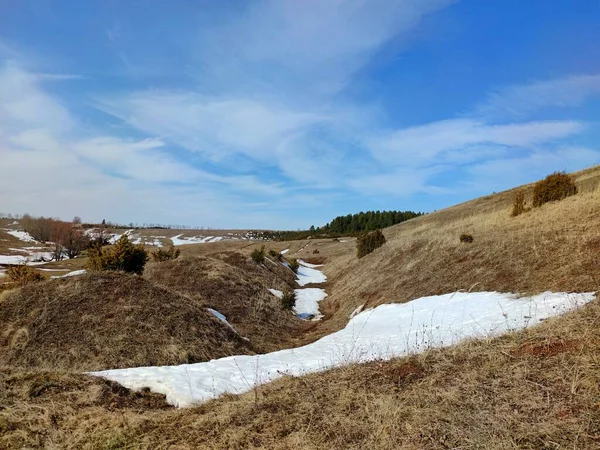 Весенний Пейзаж Холмами Между Которыми После Зимы Тают Остатки Снега — стоковое фото