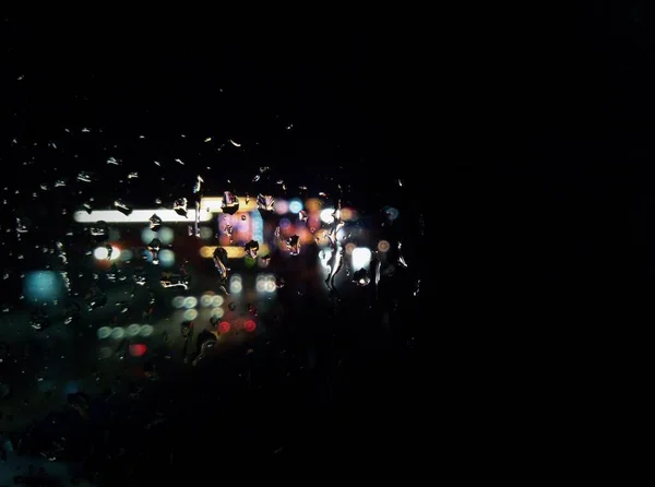 Краплі Дощу Вночі Світить Нічних Вогнях Проїжджаючих Машинах — стокове фото