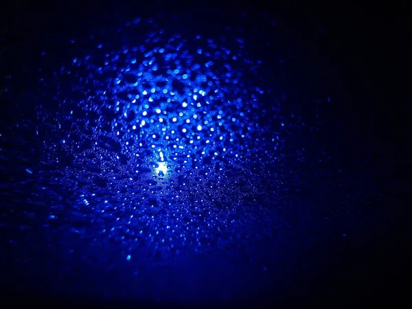 Gyönyörű Háttér Nedves Üveg Háttérvilágítás Kék Sötétben — Stock Fotó