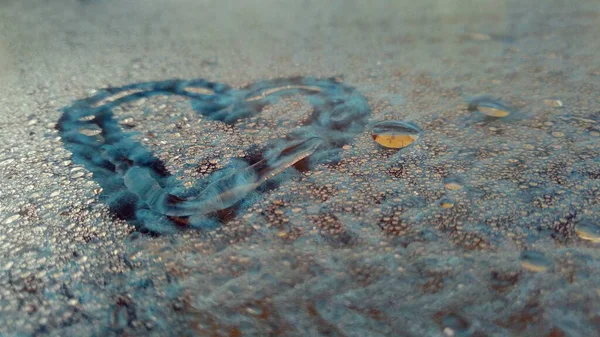 Herz Auf Nassem Glas Und Vor Einem Hintergrund Aus Blauem — Stockfoto