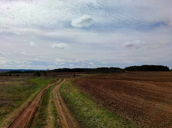 Estrada Perto Campo Arado Contra Céu Azul Com Nuvens — Fotografia de Stock