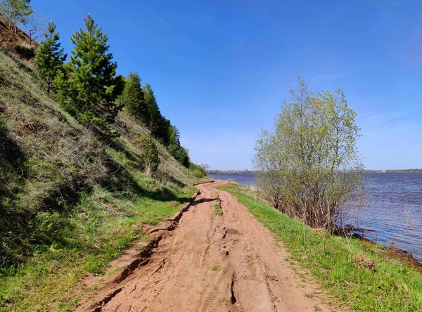 Camino Largo Orilla Del Río Cerca Pendiente Con Árboles Verdes —  Fotos de Stock