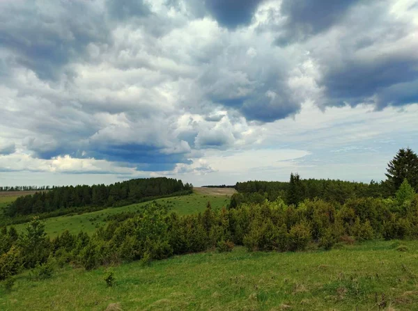 Nuvens Tempestade Sobre Campo Verde Com Árvores Colinas — Fotografia de Stock