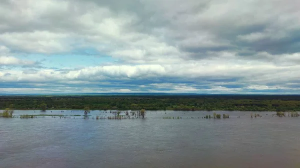 Cielo Sombrío Con Nubes Sobre Río Una Ribera Inundada —  Fotos de Stock