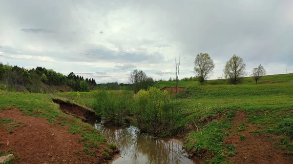 Kleiner Fluss Der Durch Die Unebene Landschaft Vor Dem Düsteren — Stockfoto