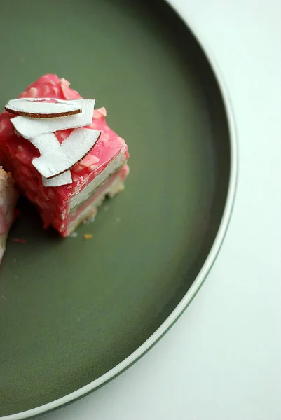 Kuchen Mit Gurken Erdbeeren Und Kokosraspeln — Stockfoto