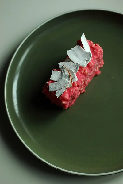 Kuchen Mit Gurken Erdbeeren Und Kokosraspeln — Stockfoto