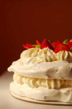 Çilekli, kremalı ve fesleğenli Pavlova pastası.