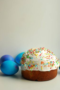 Geleneksel Ortodoks Paskalya ekmeği Kulich ve mavi yumurtalar