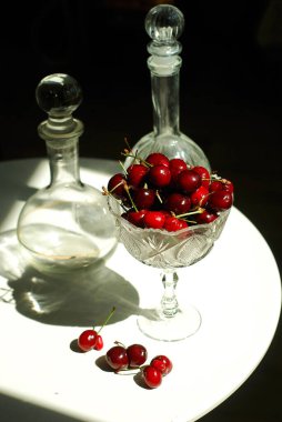 Kristal vazoda kiraz