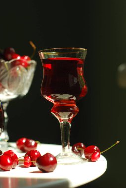 Taze kiraz ve kiraz suyu.