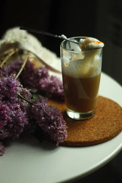 Kaffee Mit Schaum Und Flieder — Stockfoto