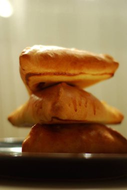 Kurnik - geleneksel bir Rus et ve patates turtası.