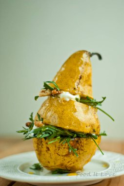 Yumuşak süzme peynirli armut, roka ve ceviz.