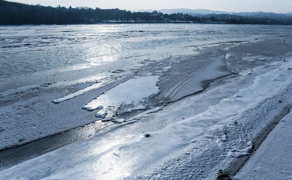 Río Danubio en invierno (rompehielos  ) —  Fotos de Stock