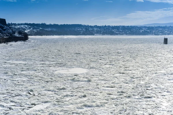Río Danubio en invierno (rompehielos  ) —  Fotos de Stock