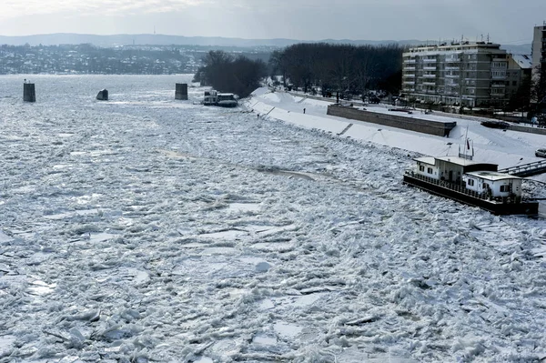 Río Danubio en invierno (rompehielos  ) —  Fotos de Stock