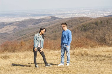 Genç çift bahar tadını çıkarın.