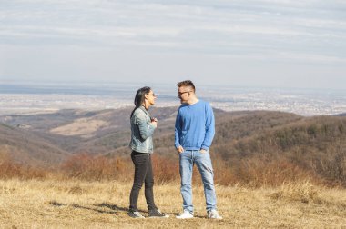 Genç çift bahar tadını çıkarın.