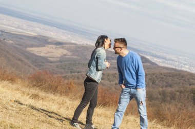 Genç çift bahar tadını çıkarın.
