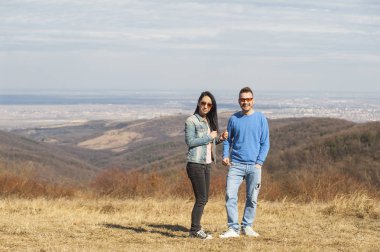 Genç çift bahar tadını çıkarın.