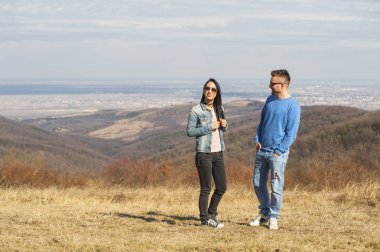 Genç çift bahar tadını çıkarın.