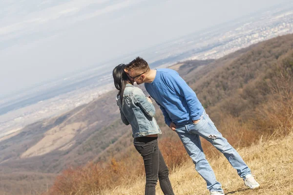 Jovem casal desfrutar de primavera — Fotografia de Stock