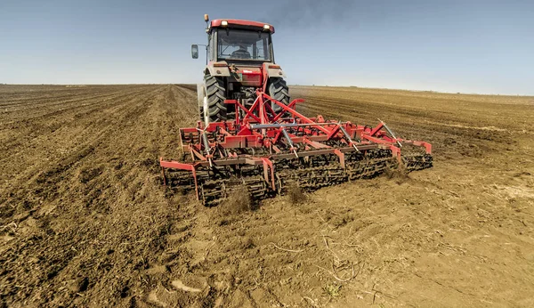 Traktor připraví pole, jarní čas — Stock fotografie