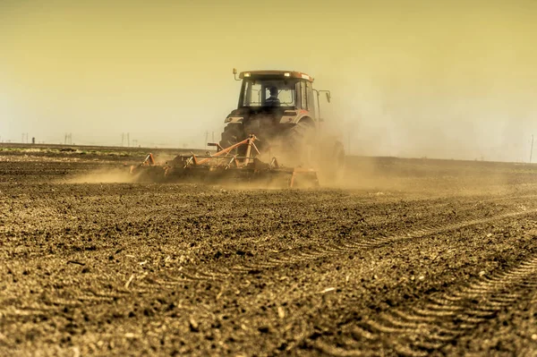 Tractor prepara el campo, la primavera Fotos De Stock Sin Royalties Gratis