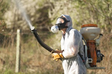 Genç çiftçi kayısı ağaçları orchar kimyasallar ile İlaçlama