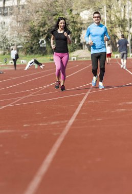 Genç çift Atletizm eğitim yapmak 