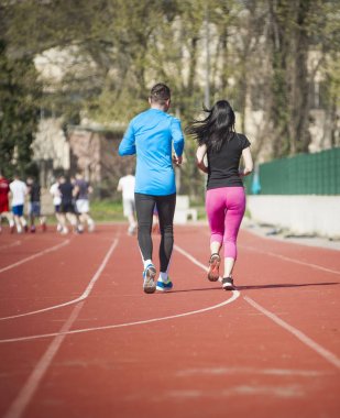 Genç çift Atletizm eğitim yapmak 