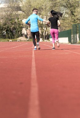 Genç çift Atletizm eğitim yapmak 