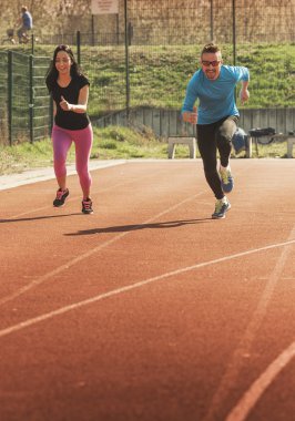 Genç çift Atletizm eğitim yapmak 