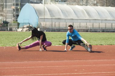 Genç çift Atletizm eğitim yapmak 