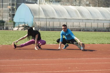 Genç çift Atletizm eğitim yapmak 